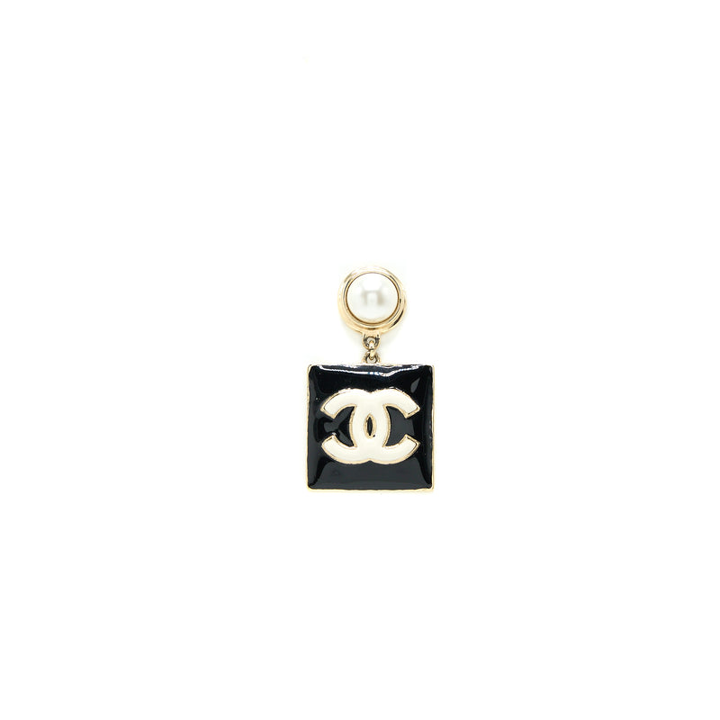 Chanel Gold CC Logo Pearl Drop Clip On Earrings 93A Vintage