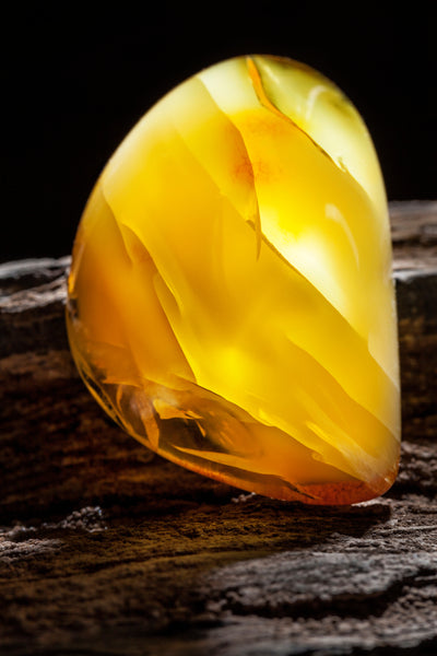 pierre d'ambre jaune fissurée