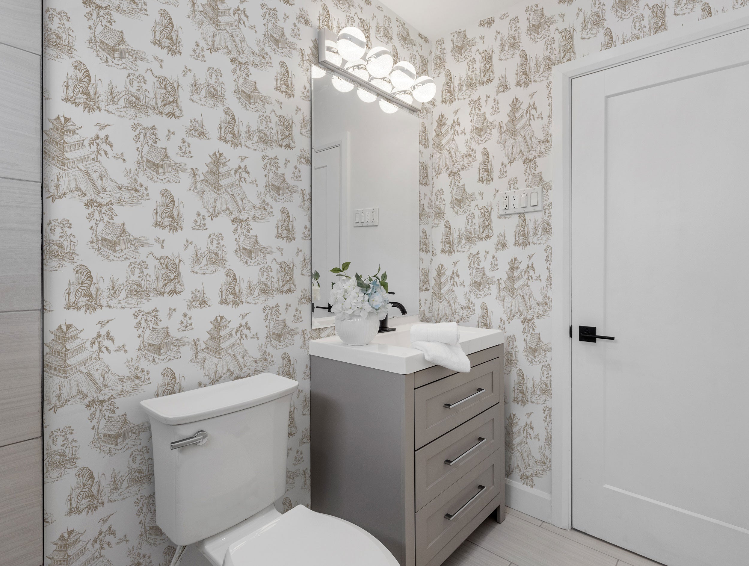 Chinoiserie Wallpaper in Powder room 