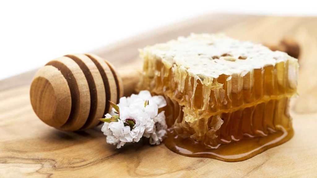 raw manuka honey soothing anti-inflammatory skin care treatment