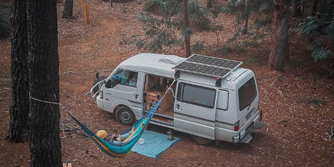 Sonnenkollektoren auf Wohnmobil im Wald