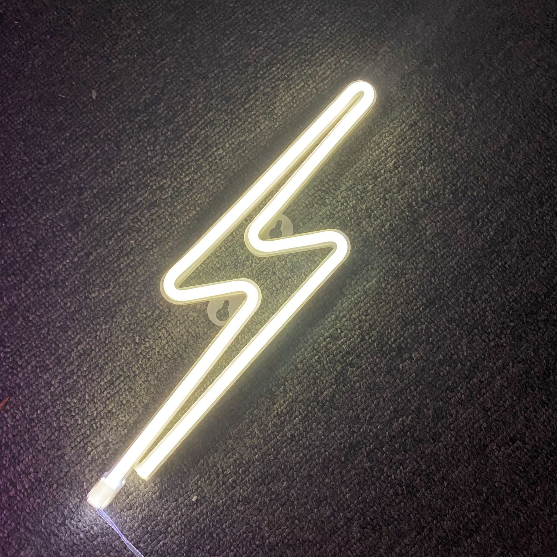 Se Lightning Bolt Neon LED Lampe Varm Hvid hos Geek´d