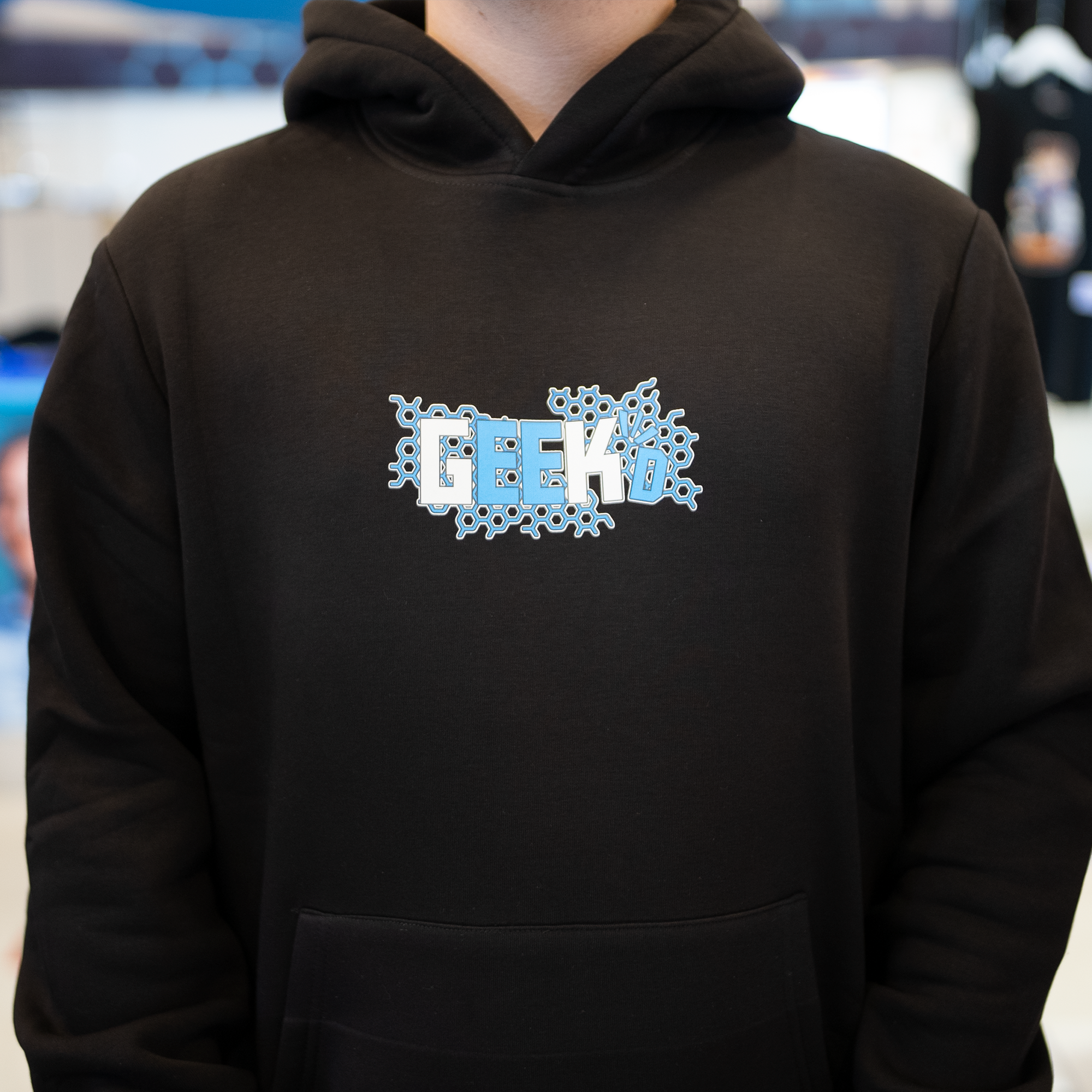 Se Geekd Hexagon Hoodie | 8-10 hos Geek´d