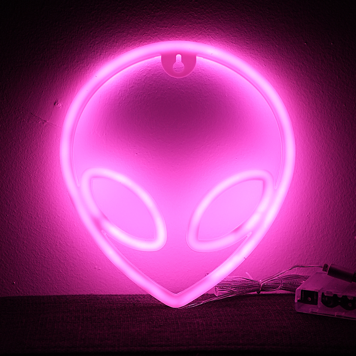 Se Alien Neon LED Lampe Pink hos Geek´d