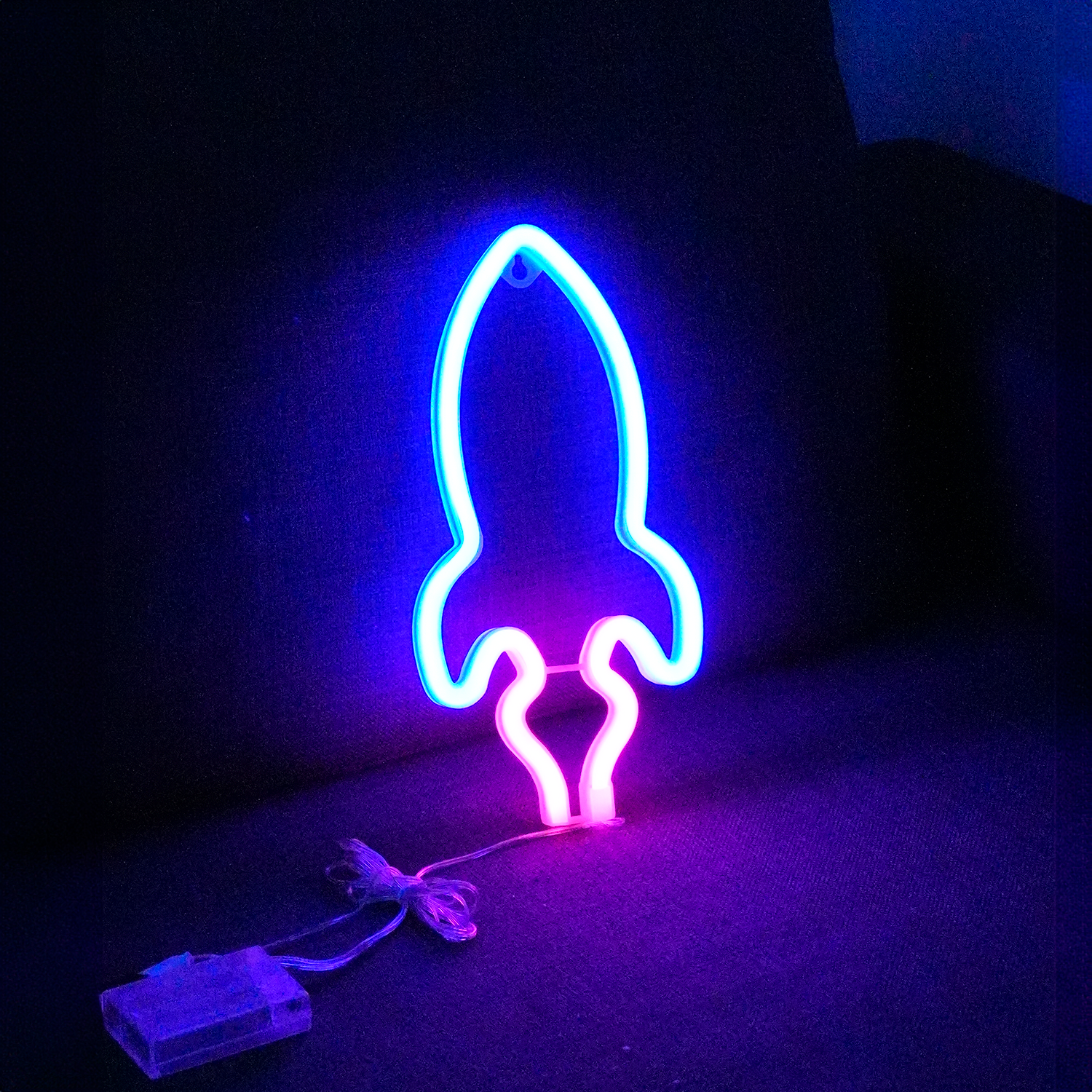 Se Rumraket Neon LED Lampe Blå Pink hos Geek´d