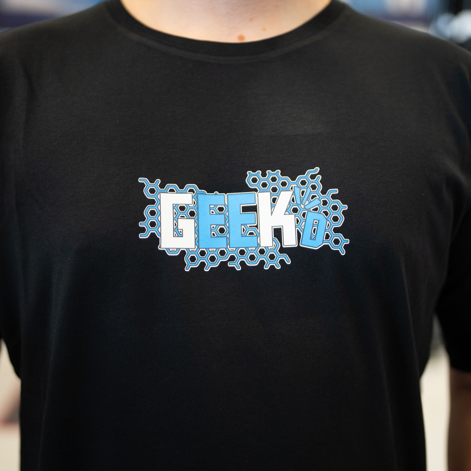 Se Geekd Hexagon Tee | 6xl hos Geek´d