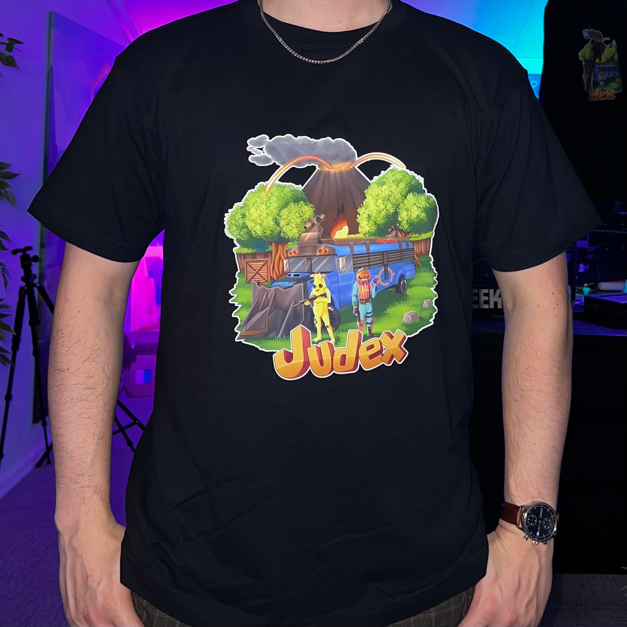 Se Judex Fortnite Battlebus Tee | m hos Geek´d