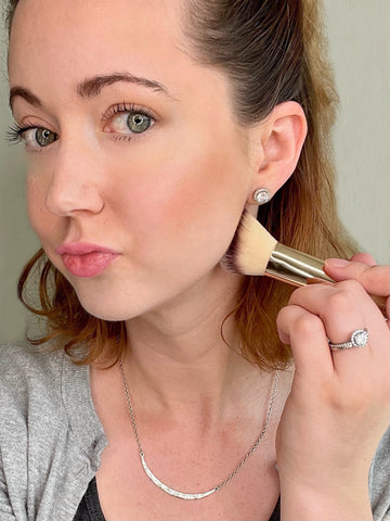 Placement de la poudre bronzante pour le contouring