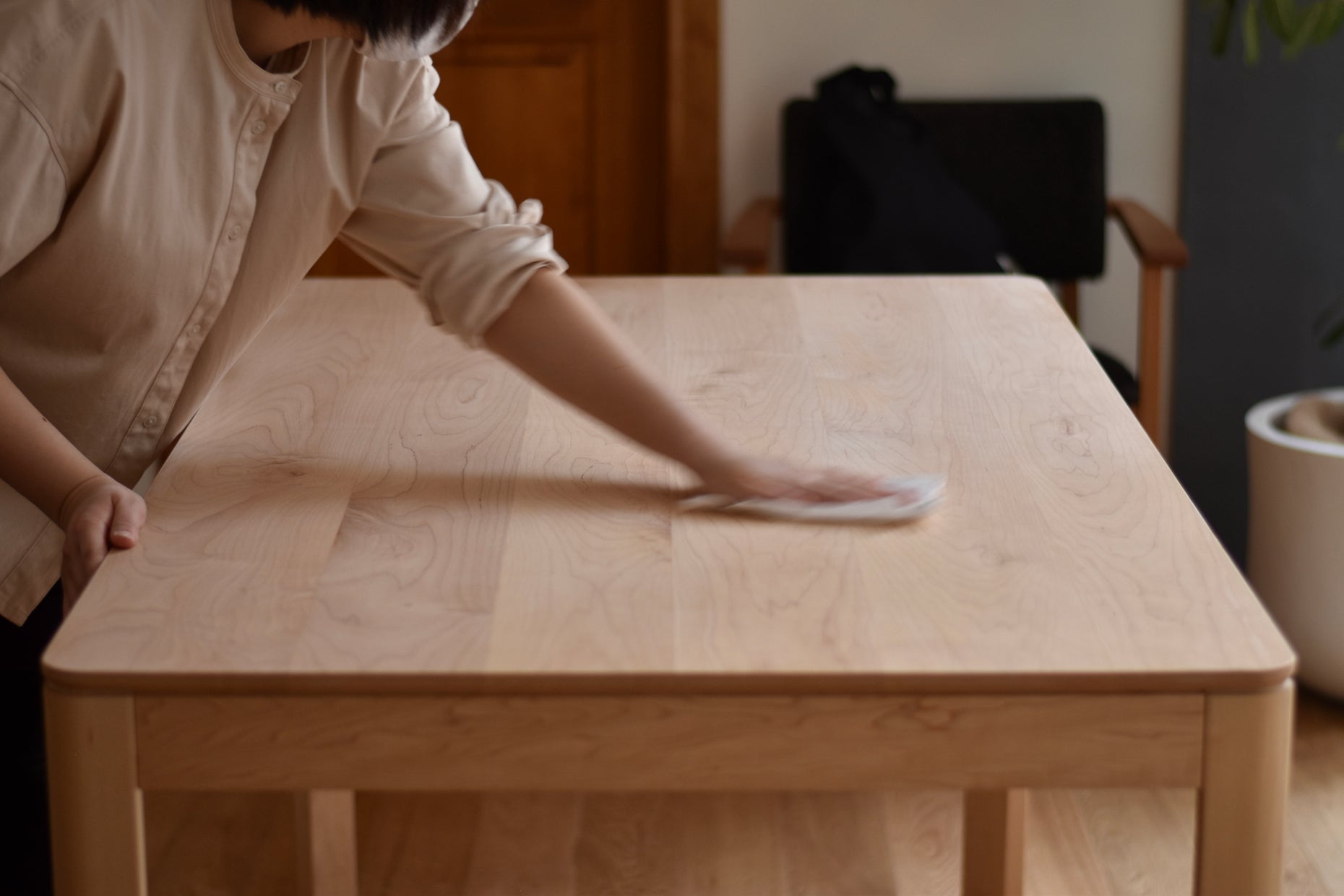 無垢材テーブルのオイルメンテナンス WELL 豊かな暮らしをつくる国産オーダーメイド家具