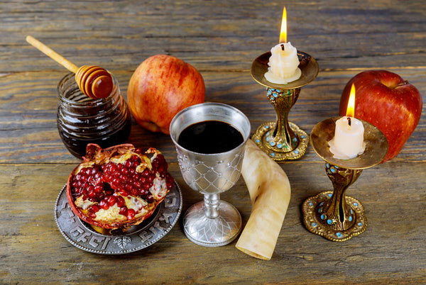 A shofar, apples, honey and pomegranate