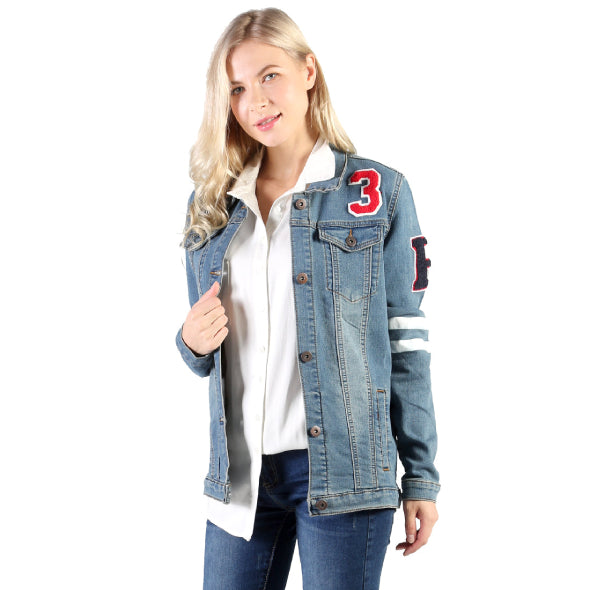 Chaqueta de mezclilla azul con parche