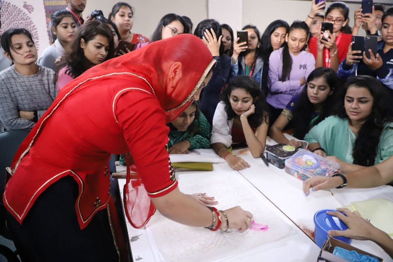 Ruma Devi enseñando a los estudiantes