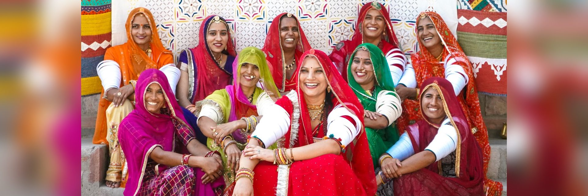 Ruma Devi con mujeres de Rajasthan