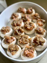 champiñones rellenos de salmón con queso rallado 