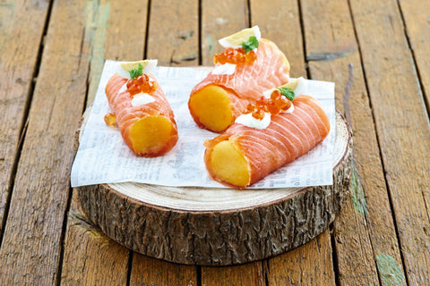 ROLLITOS DE SALMÓN AHUMADO CON CAUSA LIMEÑA