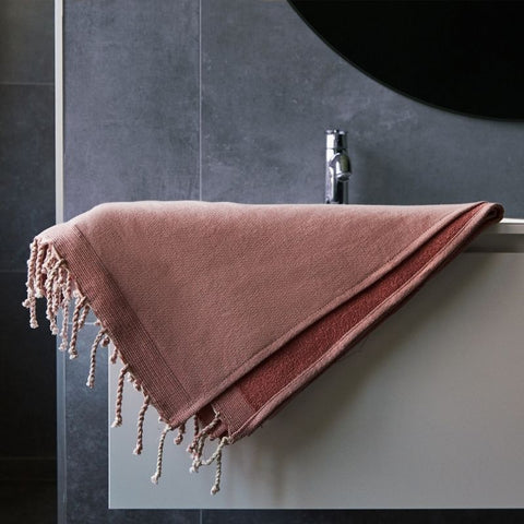 Fouta éponge sur évier dans une salle de bain - BY FOUTAS