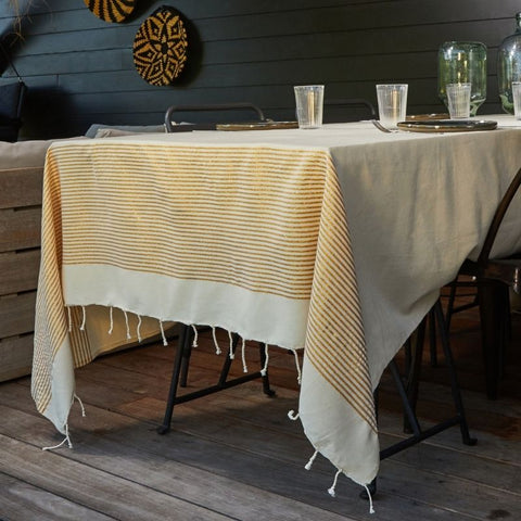 Fouta XXL en lurex utilisée en nappe sur une table