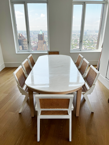 Mesa de arce con tapa de mármol blanco de carrara