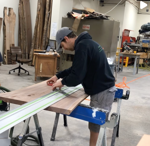 Julian Dion, carpintero de The Carpentry Shop trabajando en una mesa