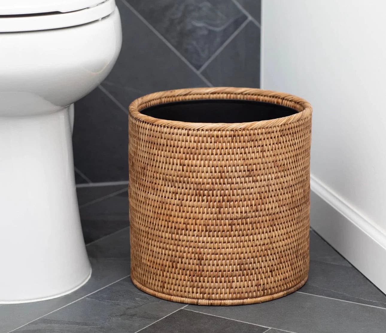 https://cdn.shopify.com/s/files/1/0339/3830/9257/products/rattan-round-waste-basket-with-metal-iiner-38806388867298.webp?v=1691781021