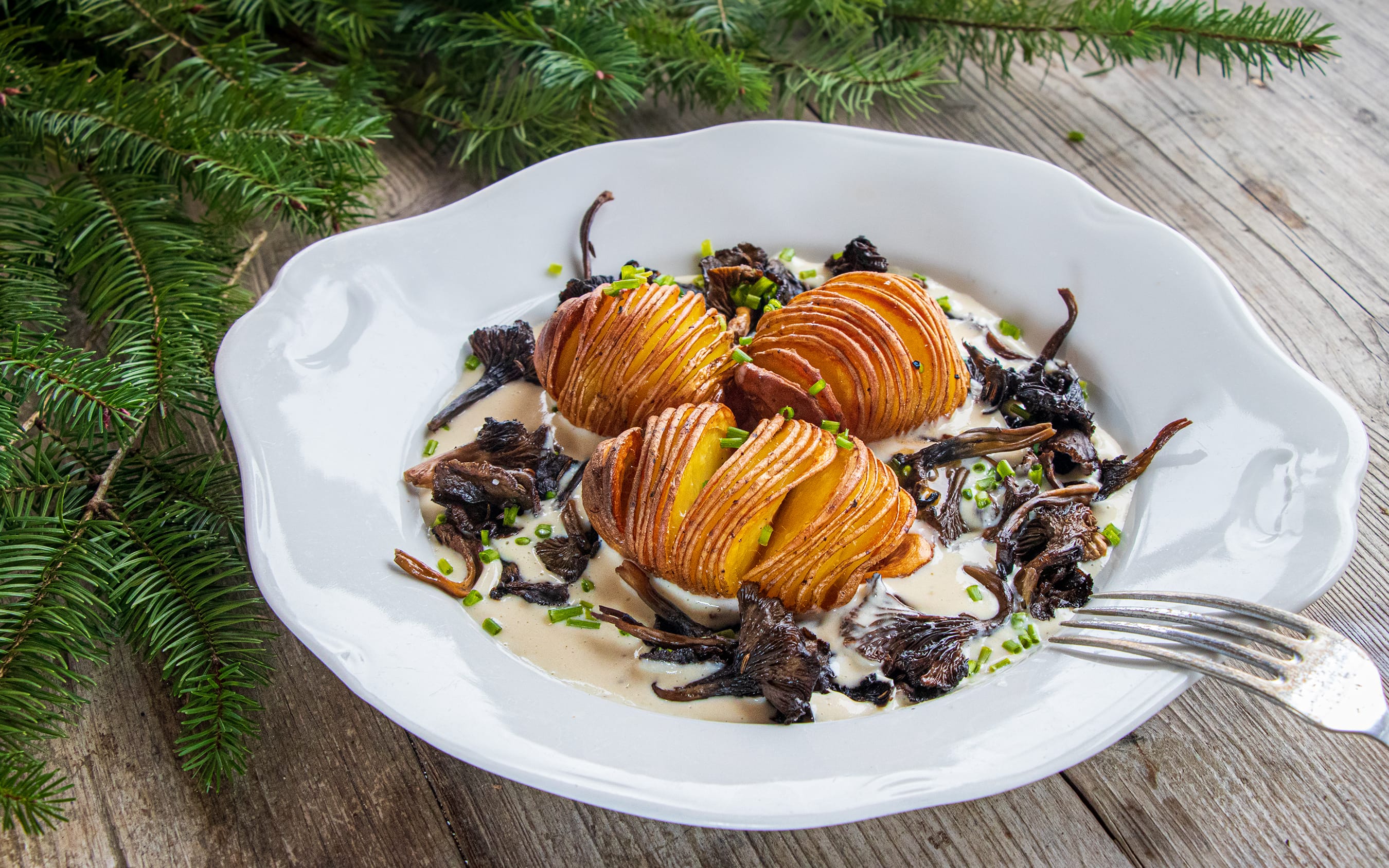 Hasselback Potatoes with Mushrooms  – Recipe by FUNGIWOMAN