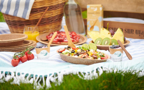 Picknickdecke mit essbaren Löffeln, Bechern und Tellern