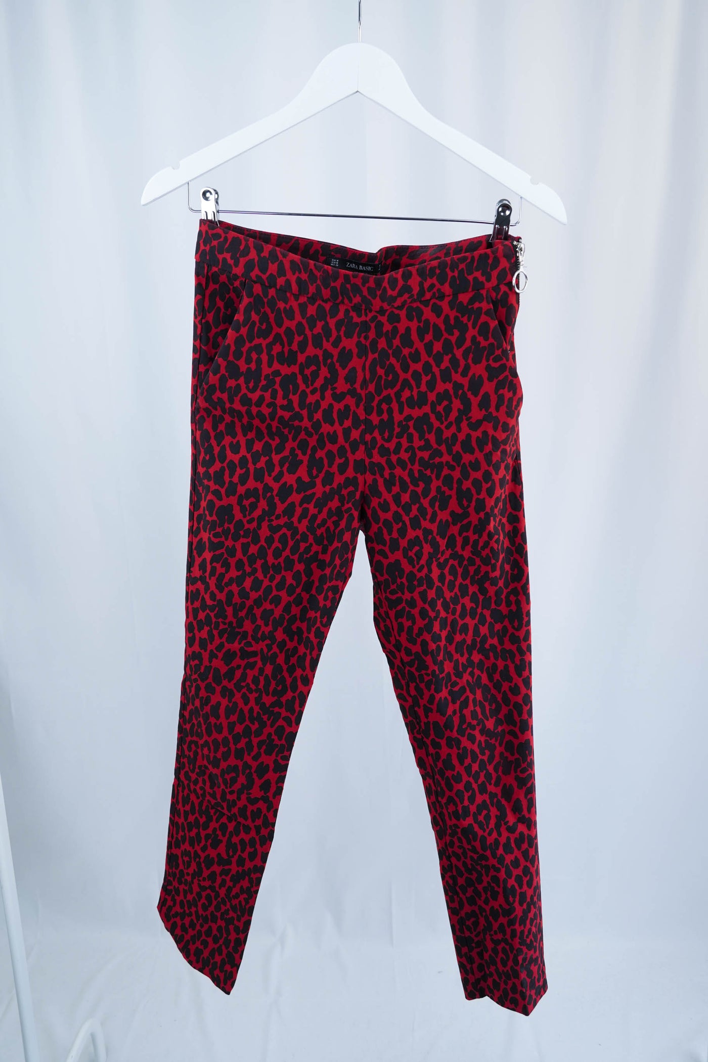 Pantalón rojo estampado de leopardo de mano –