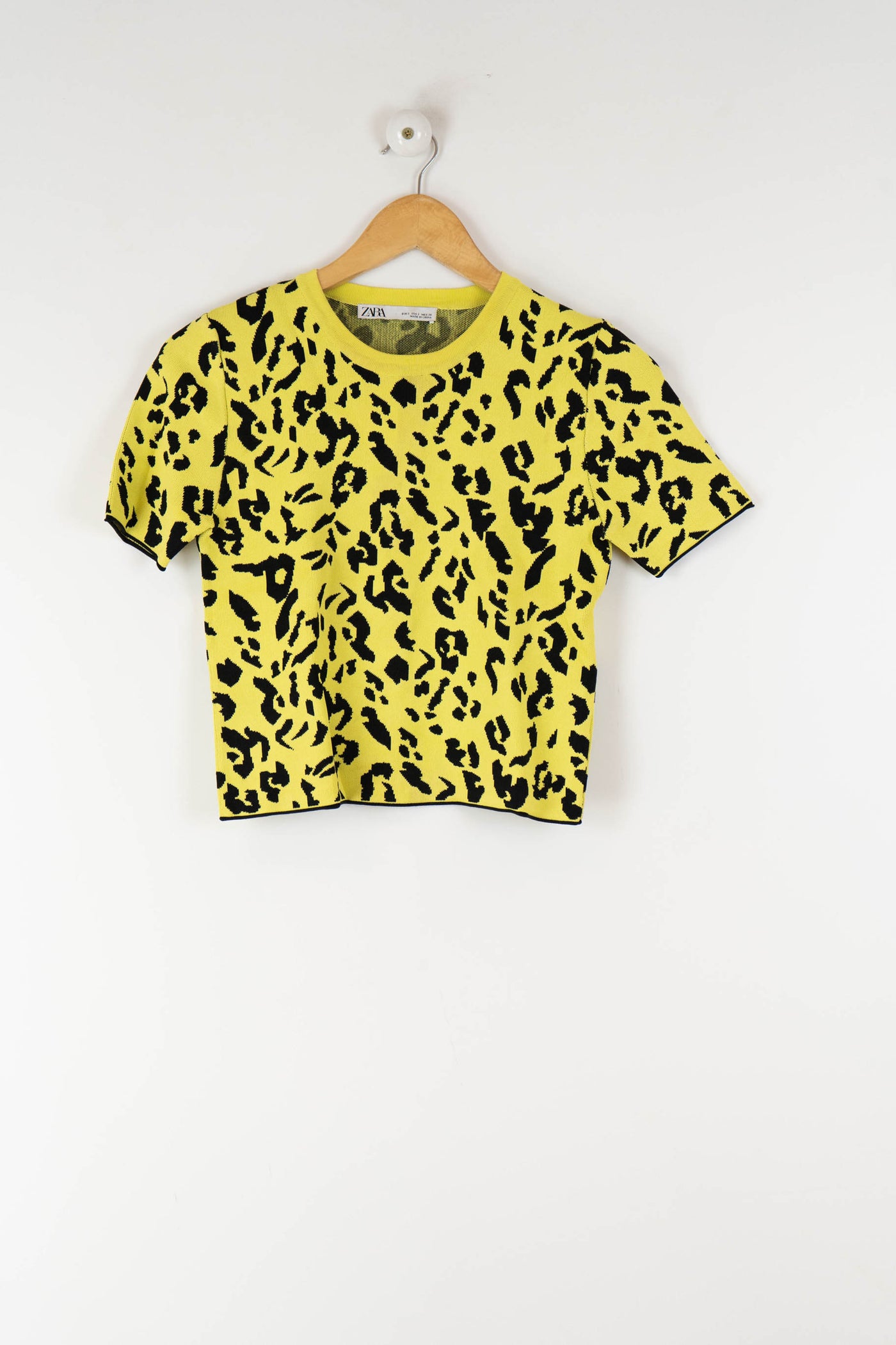 Camiseta manga corta tipo jersey amarilla con estampado animal print de segunda mano – it.closet