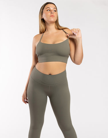 דוגמנית במבנה גוף "תפוח" לובשת סט ספורט נשים HYPE בצבע ירוק כהה.