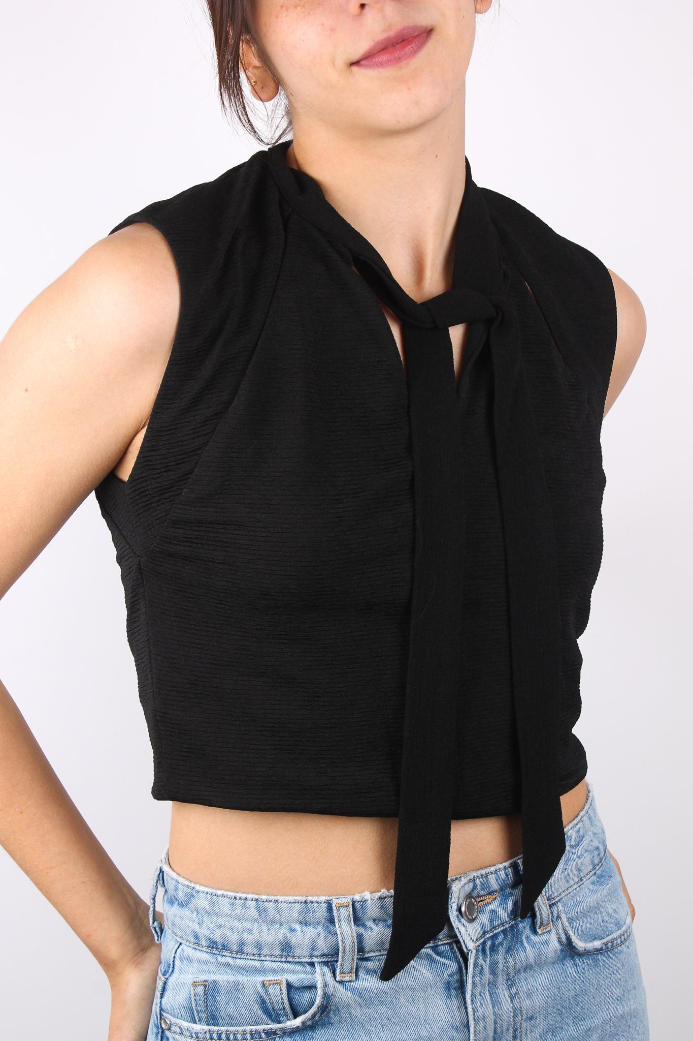 BLUSA SIN MANGAS NEGRA CON LISTON EN CUELLO / S (2-4) – 