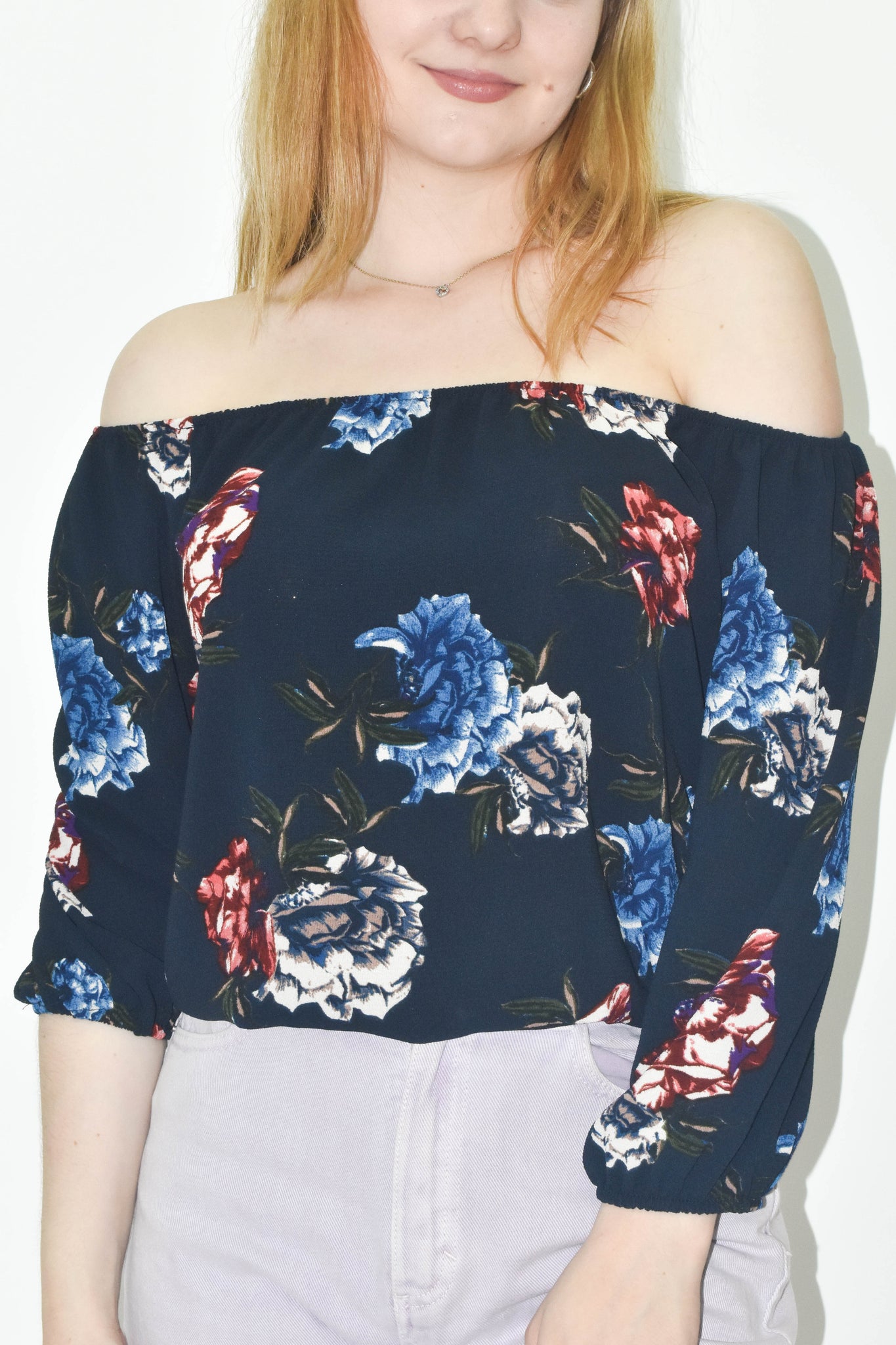 Actualizar 40+ imagen outfit blusa azul marino con flores