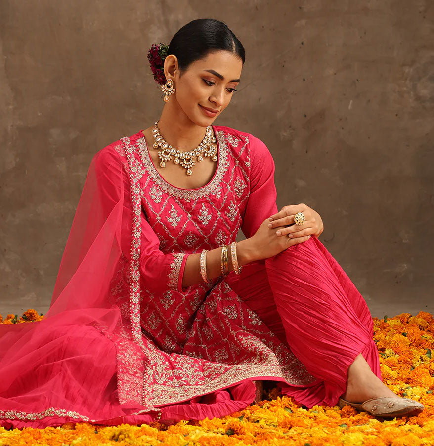 Kriti Sanon And Nupur Sanon In Similar Ethnic Suits For Raksha Bandhan 2020  - Boldsky.com