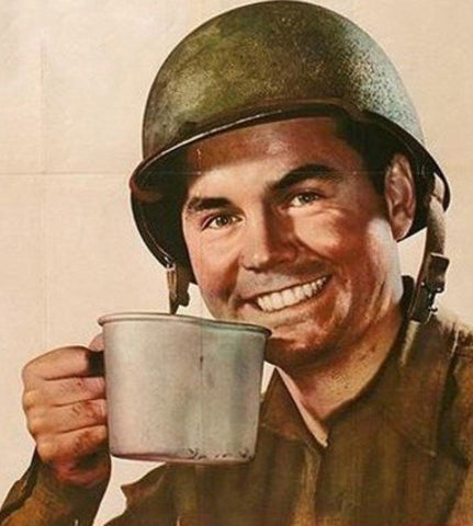 amerikalı asker americano içiyor