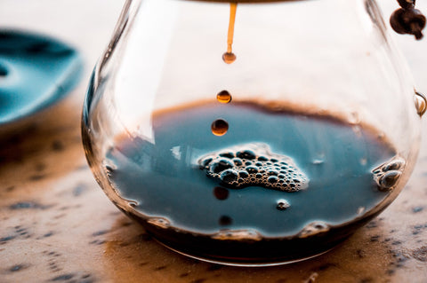 chemex kahve demleme sürahisi içerisinde filtre kahve