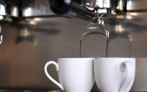 Üçüncü nesil kahve dükkanında espresso makinesi ile hazırlanan kahve fincana dökülüyor.