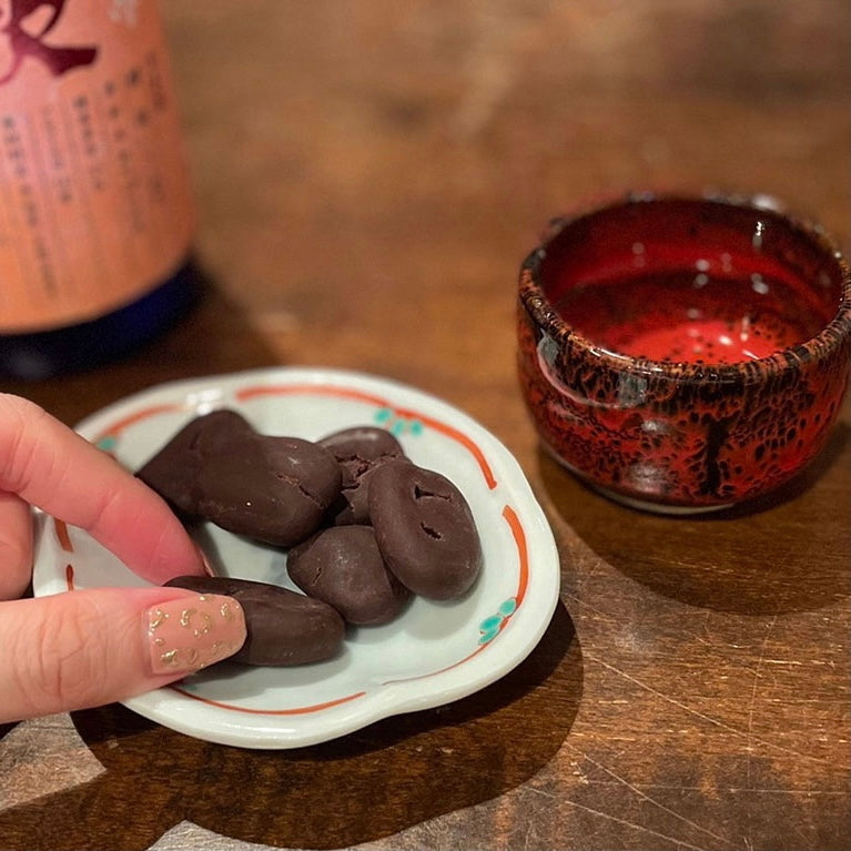 【連載】ひとくちのひととき「甘い日本酒と合う？“ピーカンナッツのチョコレート”」｜ナッツチョコレート