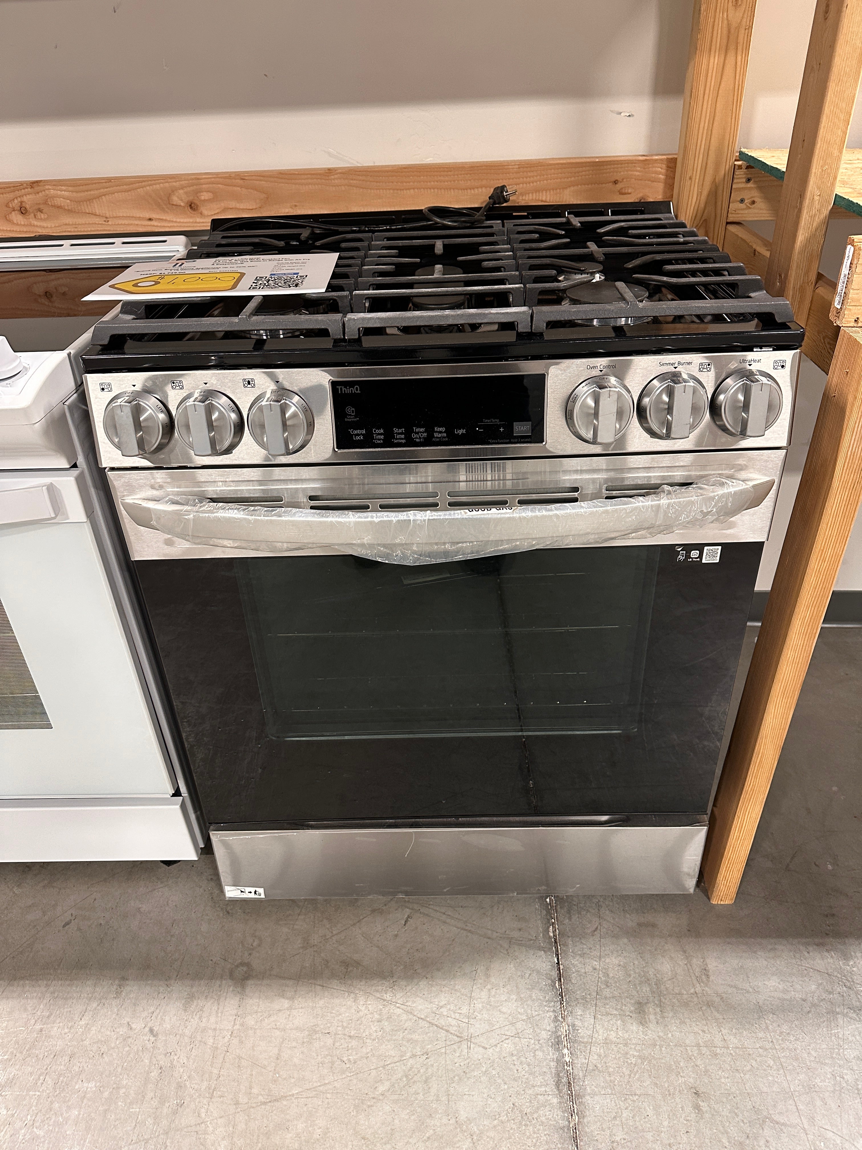 DISCOUNTED GORGEOUS GAS LG RANGE WITH EASY CLEAN AND AIR FRY MODEL: LSGL5833F RAG11821