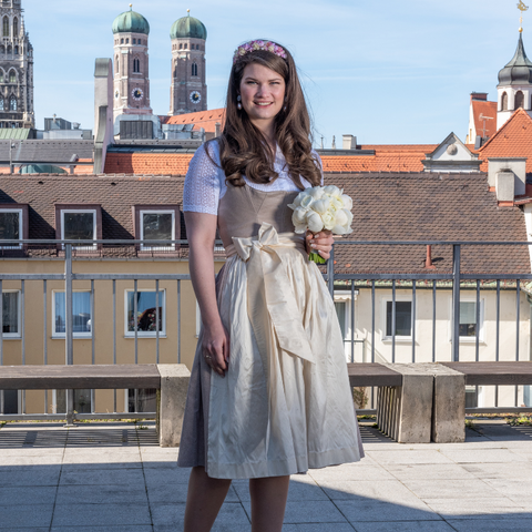 Brautdirndl Josefine Beige Dirndlschürze Viktoria Creme Hochzeit in tracht Trachtenhochzeit