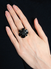 CHANEL - CAMÉLIA RING LARGE MODEL ONYX AND YELLOW GOLD