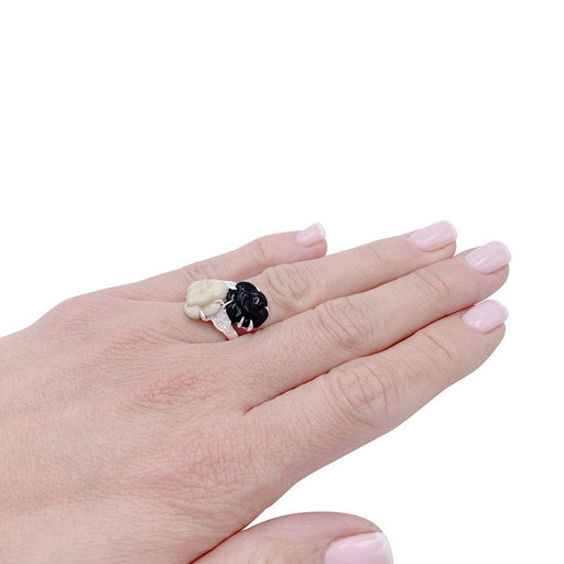 Lot - CHANEL BAGUE CAMÉLIA An onyx camellia ring by CHANEL. Gross