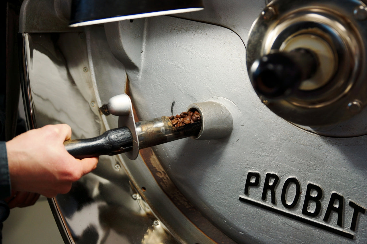 Als handwerkliche Kaffeerösterei verwenden wir einen Trommelröster. In einer Rösttrommel, die über einer Flamme rotiert, werden die Kaffeebohnen konstant bewegt und dadurch sehr gleichmäßig, langsam und schonend geröstet. Wir rösten ausschließlich manuell mit all unseren Sinnen.
