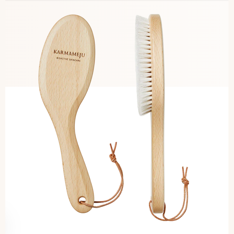 Se Karmameju BUFF Natural Body Brush med skaft hos Green Goddess