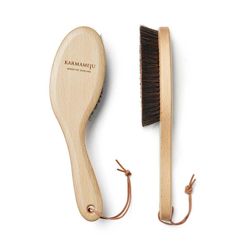 Se Karmameju RECHARGE Ionic Body Brush med skaft hos Green Goddess