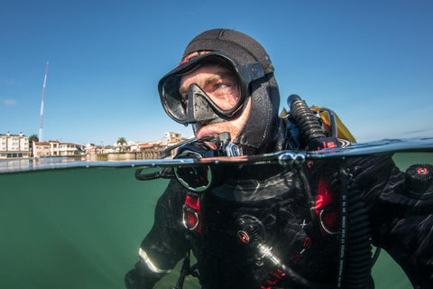 scuba diver wearing Hollis M-1 Mask