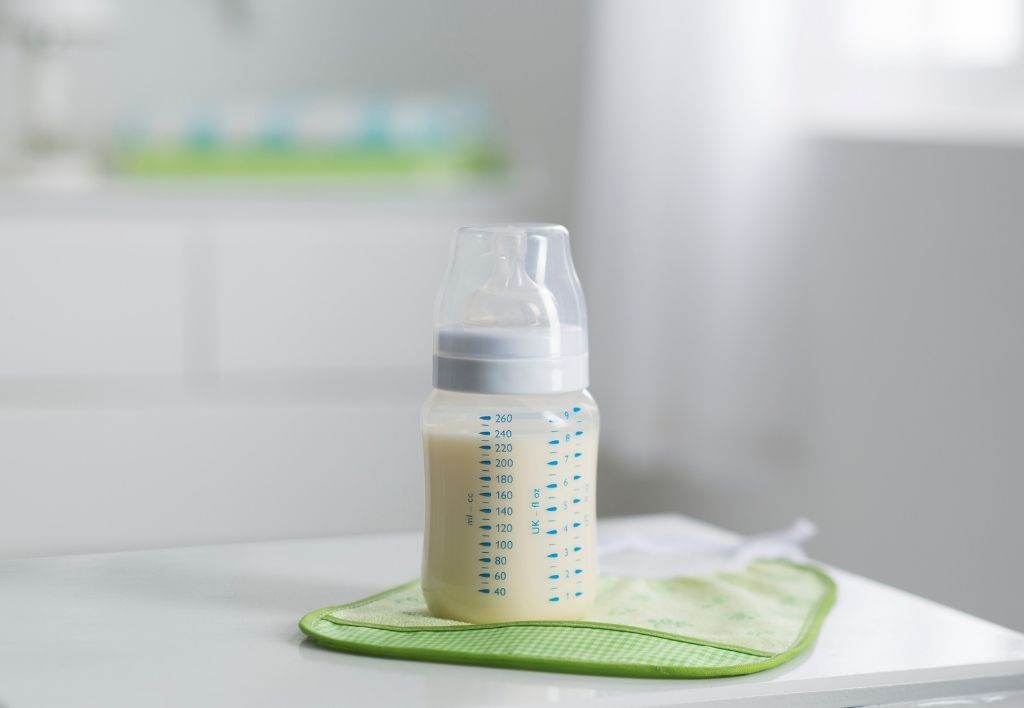 Comment nettoyer les biberons ? Faut-il stériliser les tétines de bébé ?