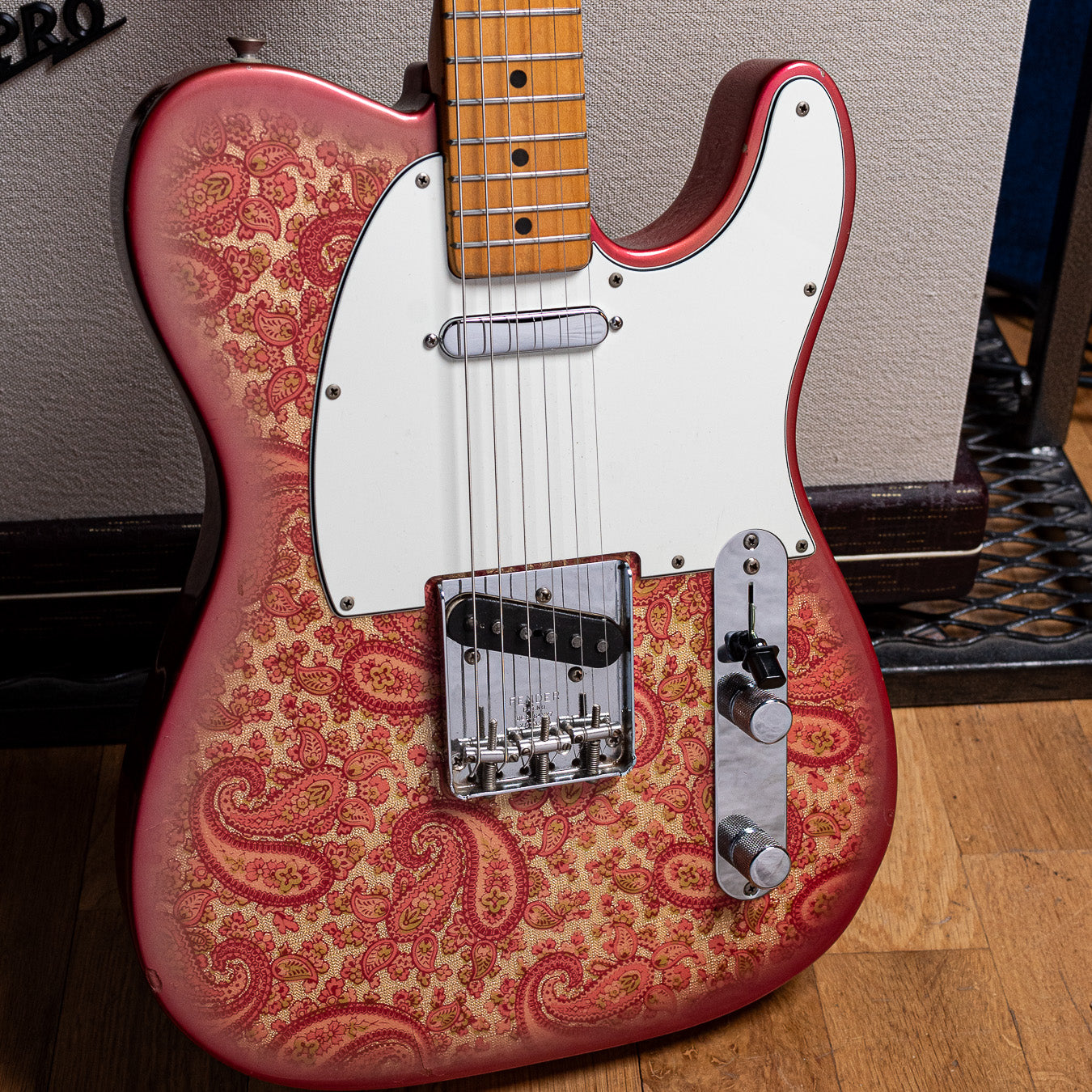 02.16.2024 Fender Paisley Telecaster Pink 1968 U5903927601-3.jpg__PID:530845b3-65eb-4b03-920a-dbaa0648f444