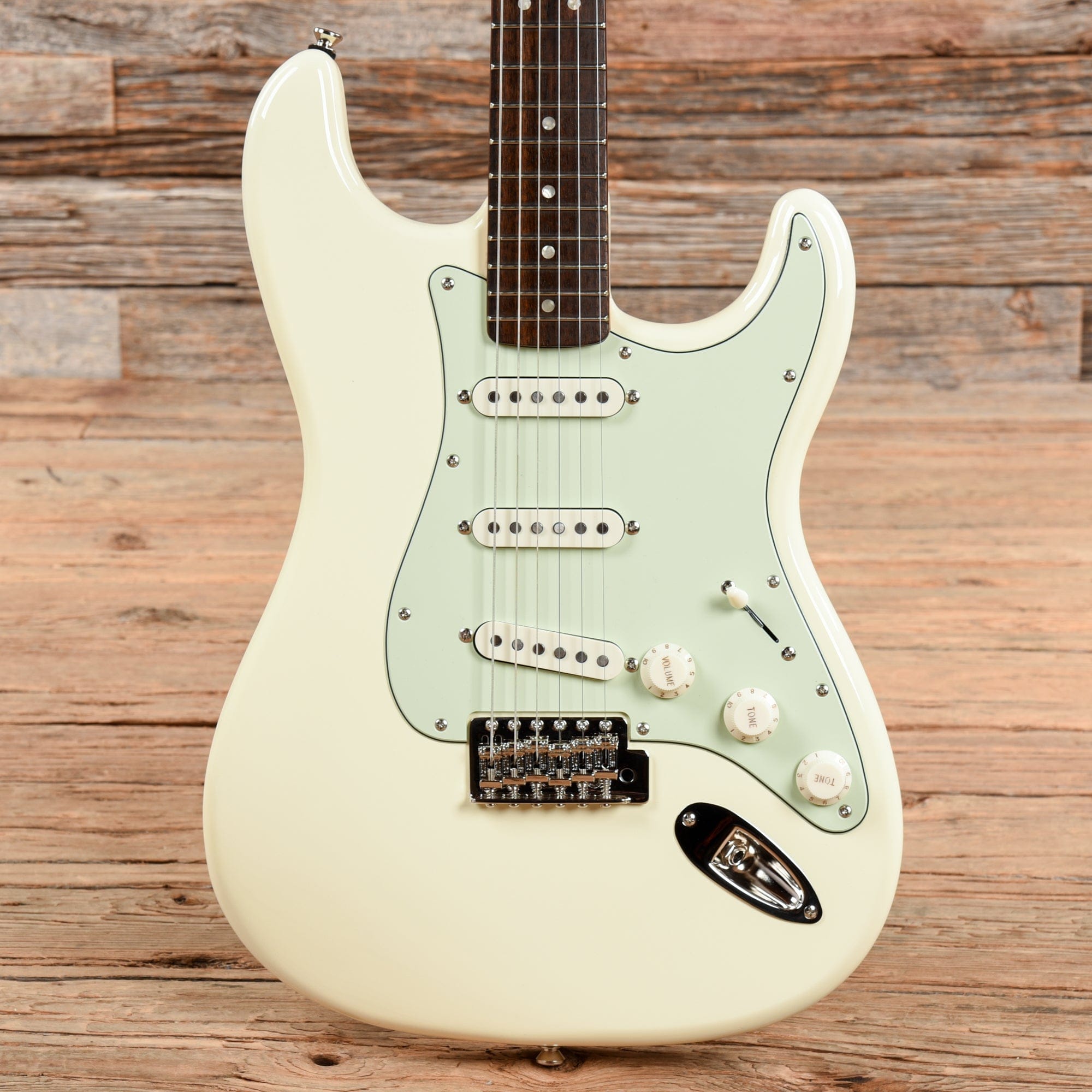 squier classic vibe 60s stratocaster olympic white