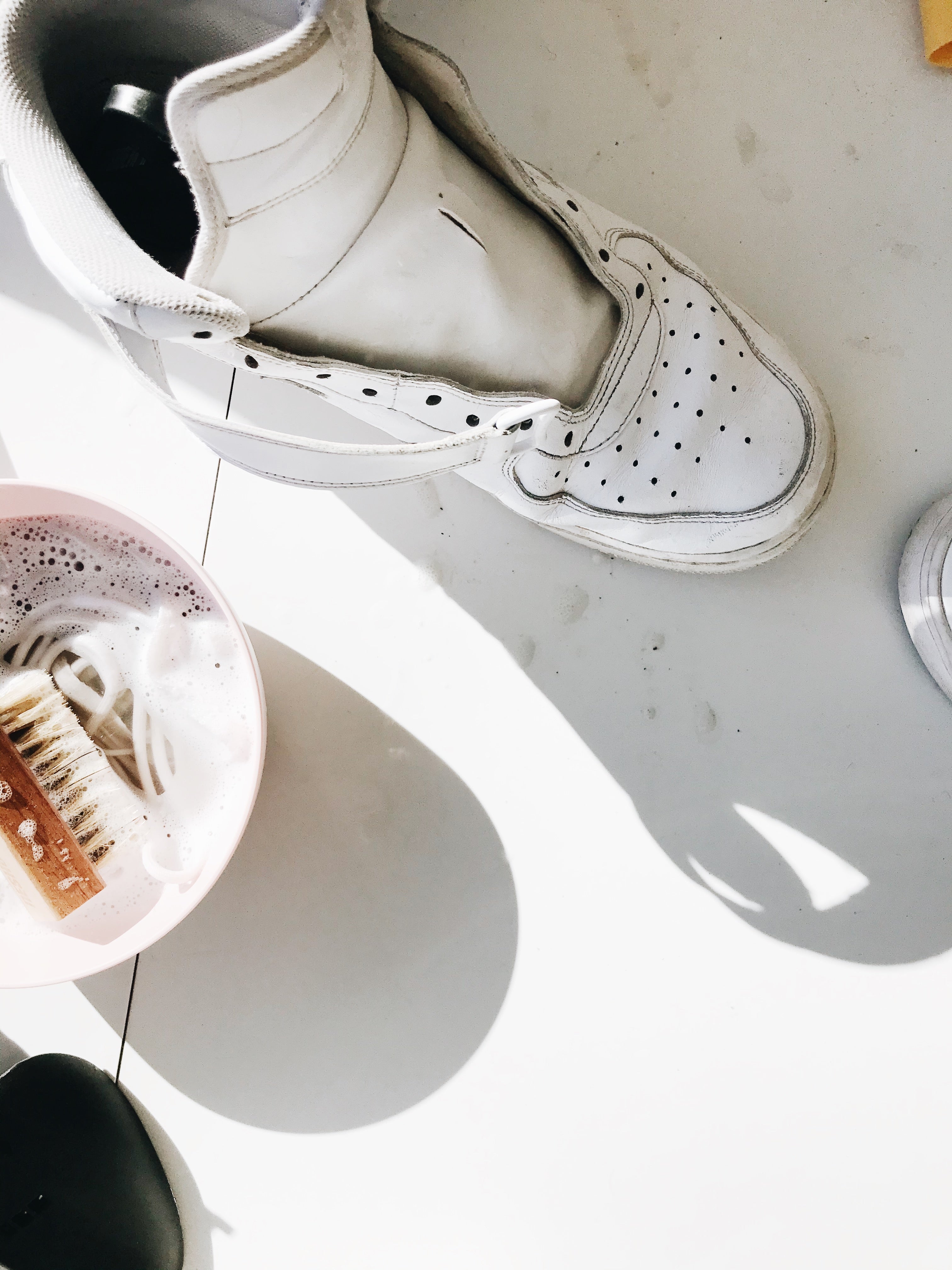 how to clean shoes with hydrogen peroxide and baking soda