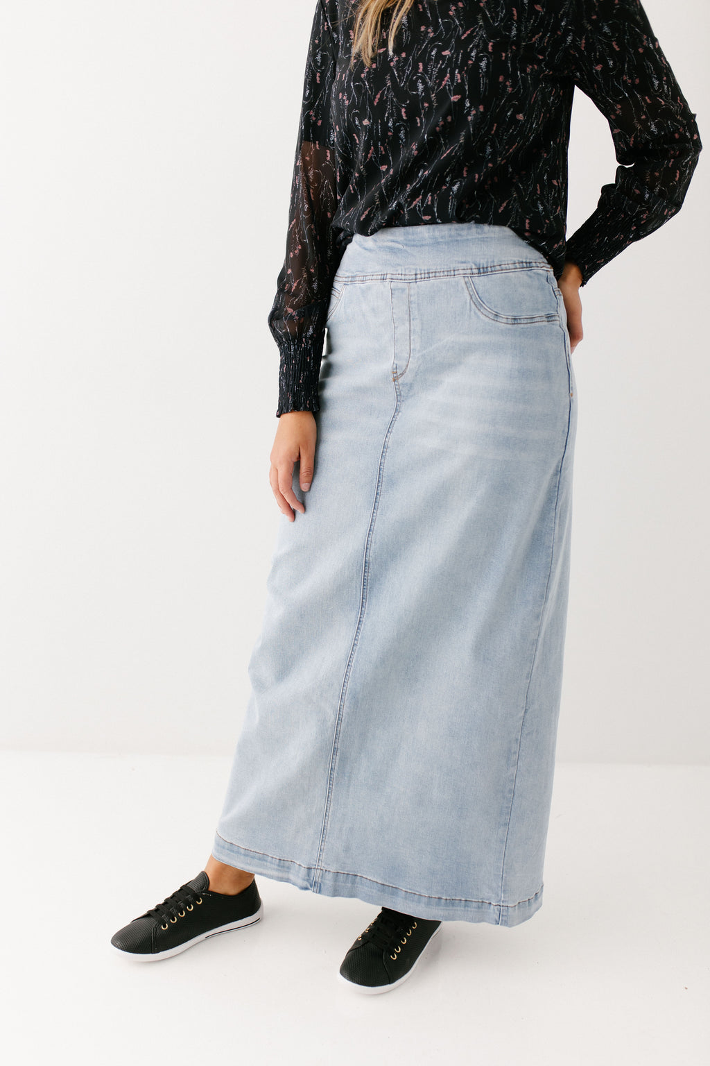 'Sara' Classic Long Denim Skirt Light Wash – The Main Street Exchange