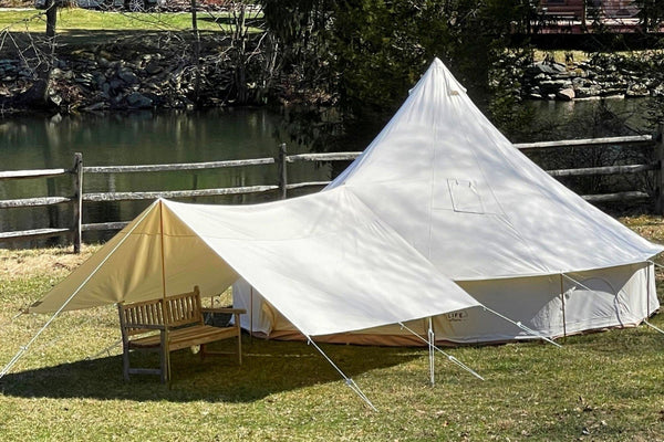 Une tente cloche en toile avec un auvent qui offre plus d'espace et d'ombre pour rester au frais.